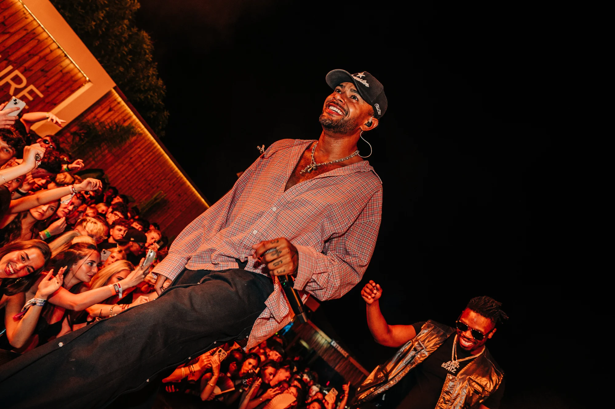 Unreal scenes in Malia as the crowd goes off during a live performance, packed with music, energy and summer vibes.