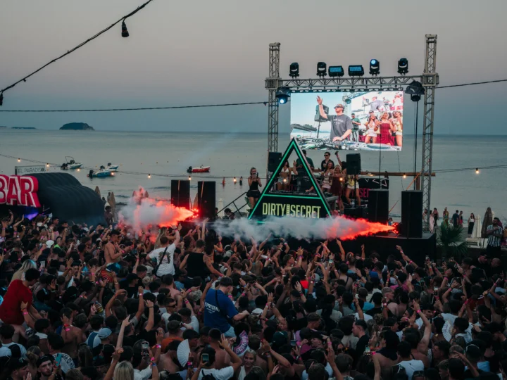 huge crowd sea views big artist set up