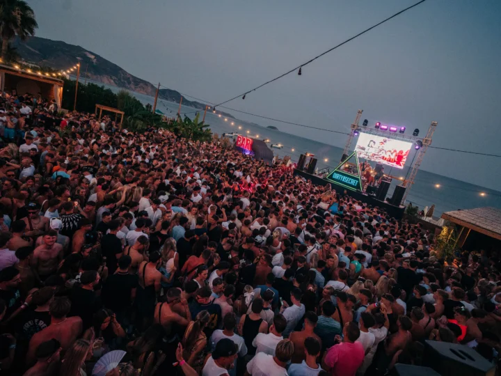 huge crowd sea views big artist set up