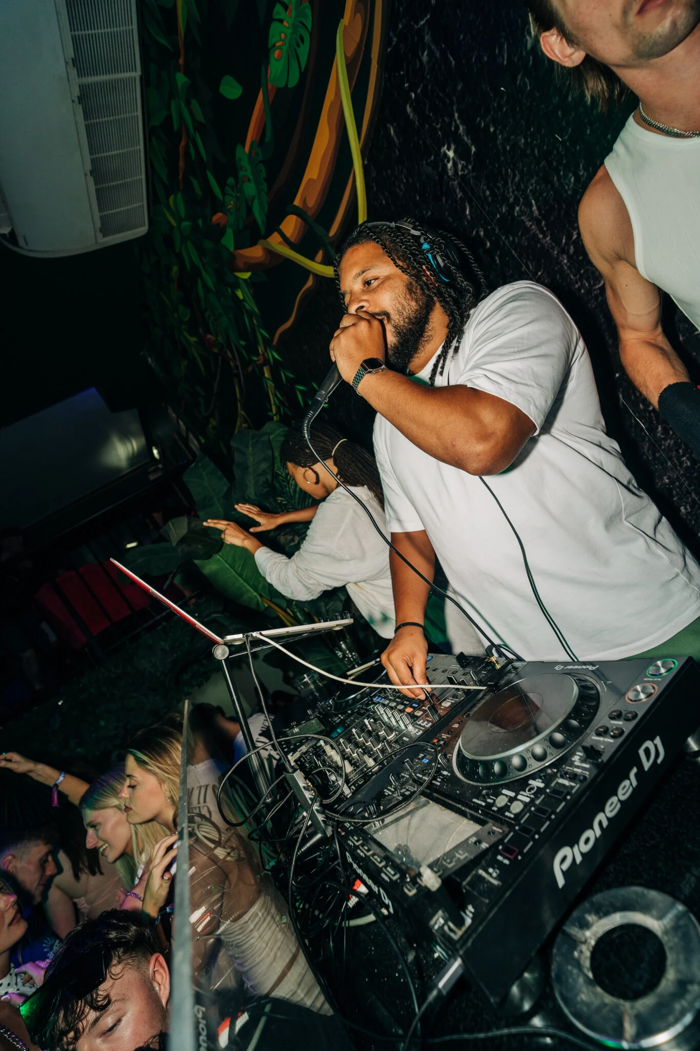 DJ bringing the energy at Club Tropicana Albufeira as the crowd vibes to the beats and the dancefloor comes alive.