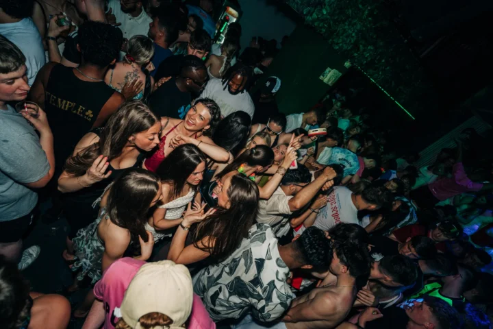 Crowd going wild at Club Tropicana Albufeira, packed dancefloor vibes and non-stop party energy till sunrise.