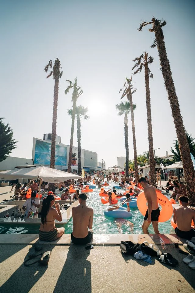 Sun’s out, inflatables in, and the pool’s packed—non-stop Albufeira Pool Party scenes bringing the ultimate summer buzz.