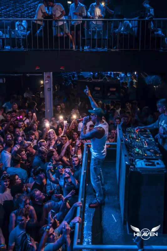 Crowd goes off as performer takes the stage at Club Heaven Albufeira, lights flashing and the atmosphere electric.