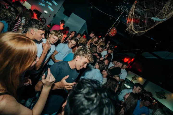 Crowds packed in at Albufeira’s Rooftop Sessions — drinks flowing, tunes blasting, and everyone living the party life.