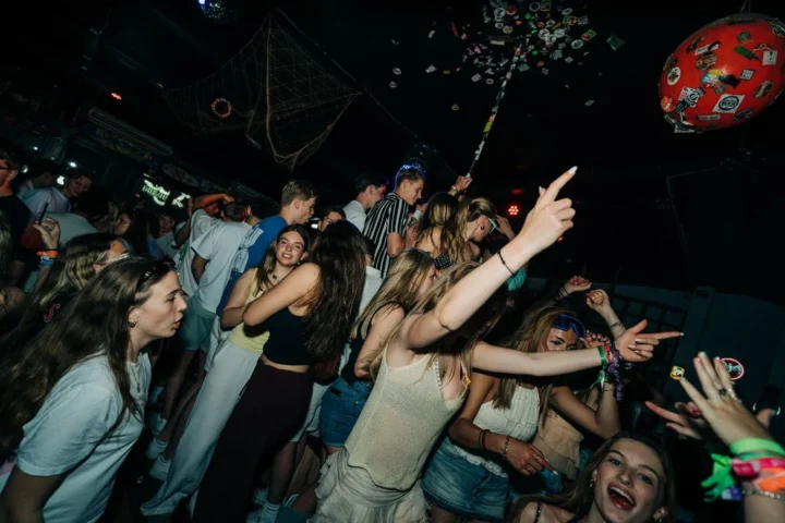 Non-stop energy at Albufeira’s Rooftop Sessions — packed dancefloor, hands in the air, and pure summer party vibes.