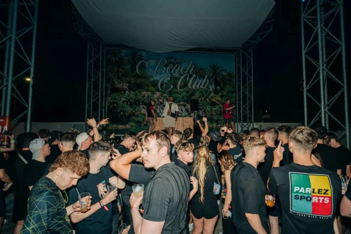 Crowd buzzing at Agenda Beach Club Party in Albufeira, drinks in hand, DJs on stage, and summer vibes all night.