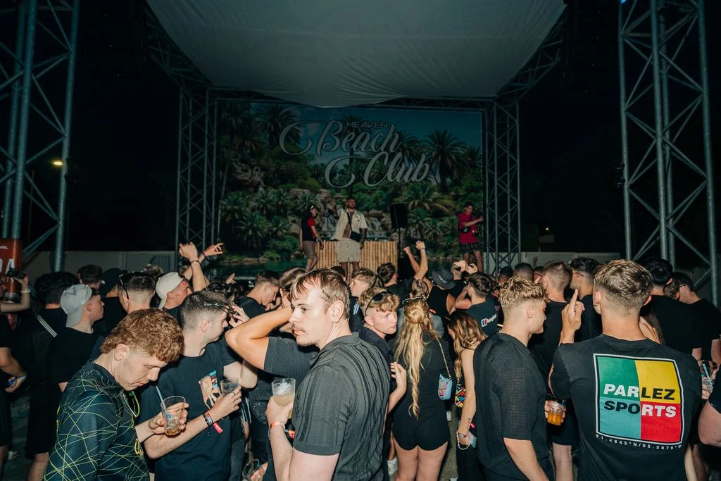 Crowd buzzing at Agenda Beach Club Party in Albufeira, drinks in hand, DJs on stage, and summer vibes all night.
