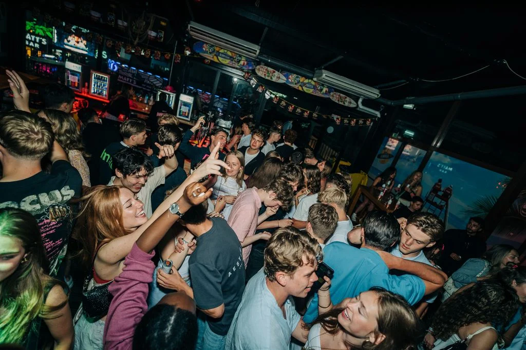 Packed dancefloor at Albufeira’s Rooftop Sessions — tunes pumping, drinks in hand, and the crowd buzzing all night long.
