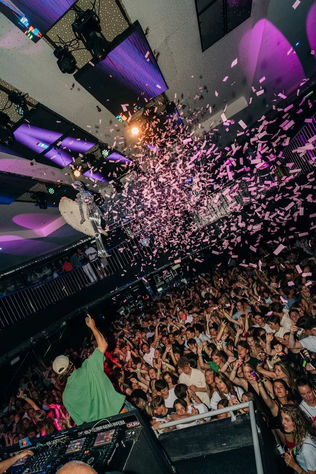 Confetti fills the air as the crowd goes wild at Club Heaven Albufeira, packed dancefloor and next-level party vibes.