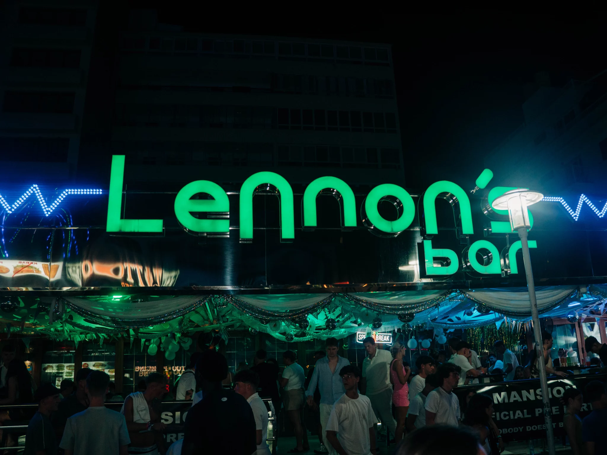 lennons bar