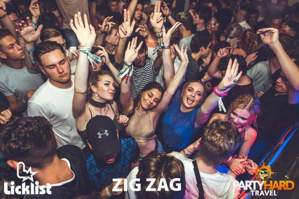 Auf Und Ab Gehen Beleben Genetisch Ibiza West End Bars Drehung Dinosaurier Kolben